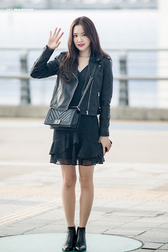 Tips diện áo khoác da như sao Hàn